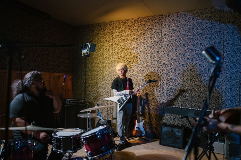 Band beim Proben in einem Proberaum