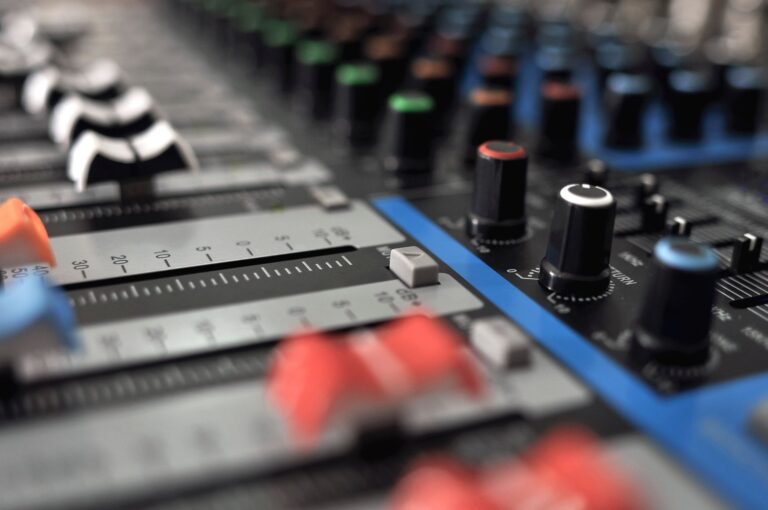 Audio-Mischpult mit Fadern und Reglern