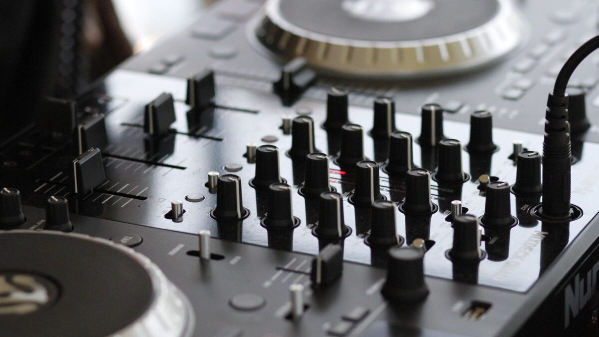 DJ-Controller mit Jog Wheels und Mixer