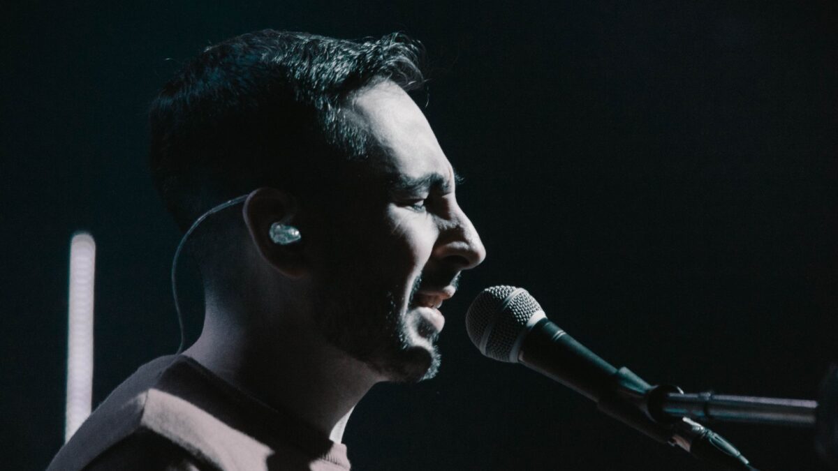 Saenger mit In-Ear-Monitor auf der Buehne