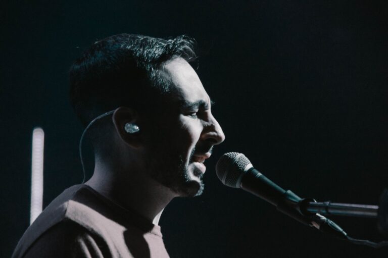 Saenger mit In-Ear-Monitor auf der Buehne