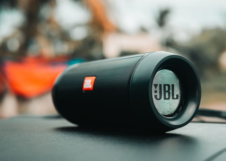 Bluetooth-Lautsprecher auf einem Tisch