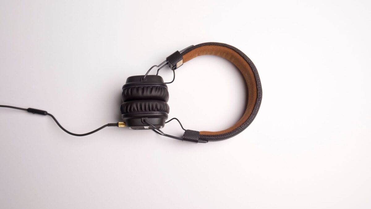 Over-Ear-Kopfhörer auf einem Ständer