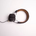 Over-Ear-Kopfhörer auf einem Ständer