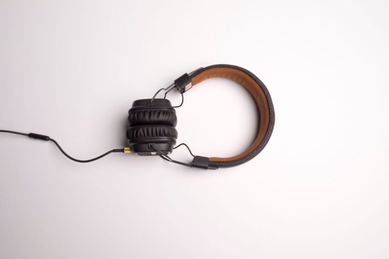 Over-Ear-Kopfhörer auf einem Ständer