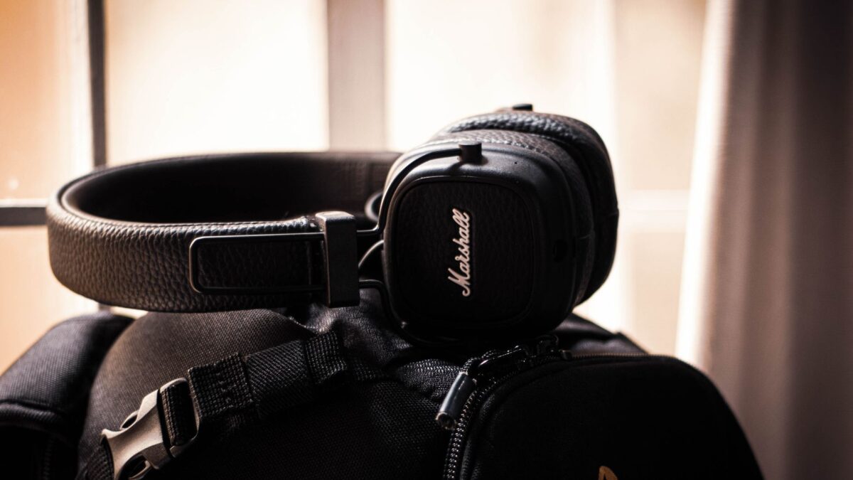 Person mit Noise-Cancelling-Kopfhörern