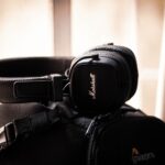 Person mit Noise-Cancelling-Kopfhörern