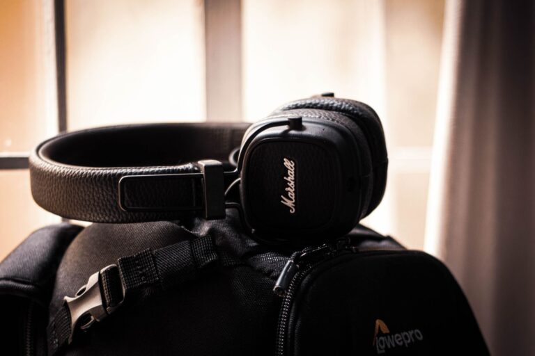 Person mit Noise-Cancelling-Kopfhörern