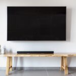 Soundbar unter einem Fernseher im Wohnzimmer