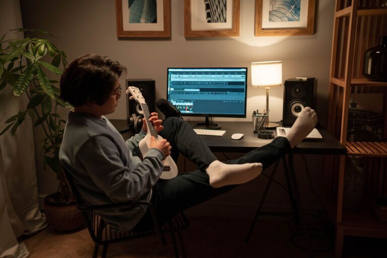 Heimstudio mit Gitarre und Schreibtisch in einem Wohnhaus