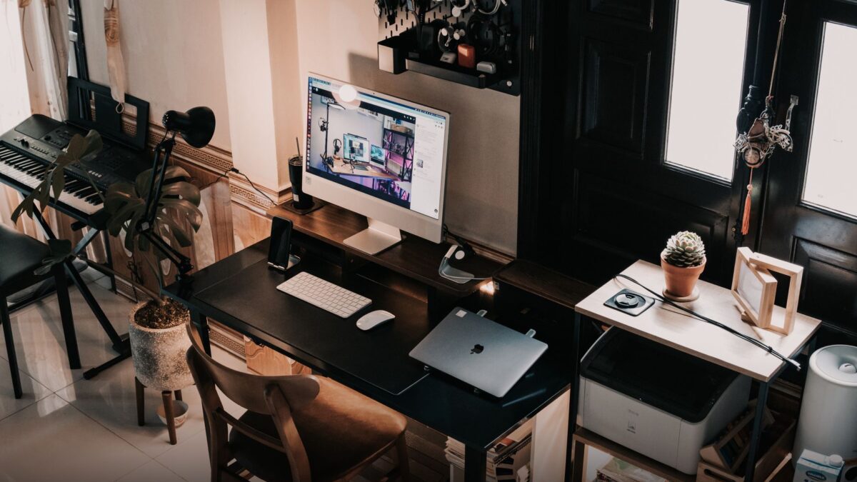 Heimstudio mit Gitarre und Schreibtisch in einem Wohnhaus