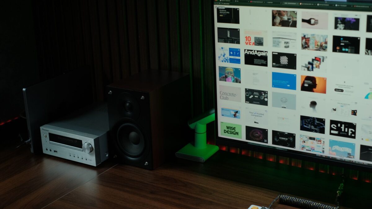 Zwei Desktop-Lautsprecher links und rechts vom Monitor