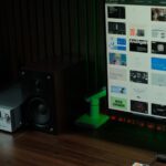 Zwei Desktop-Lautsprecher links und rechts vom Monitor