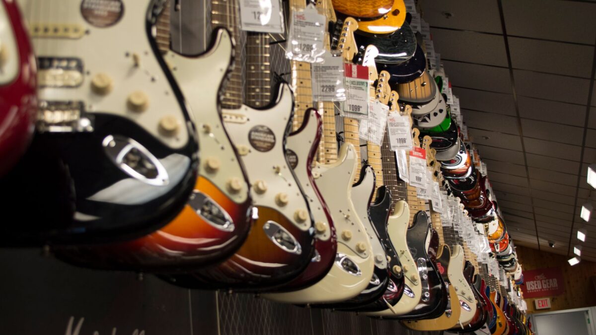 Verstärker und Gitarren im Musikgeschäft nebeneinander aufgereiht