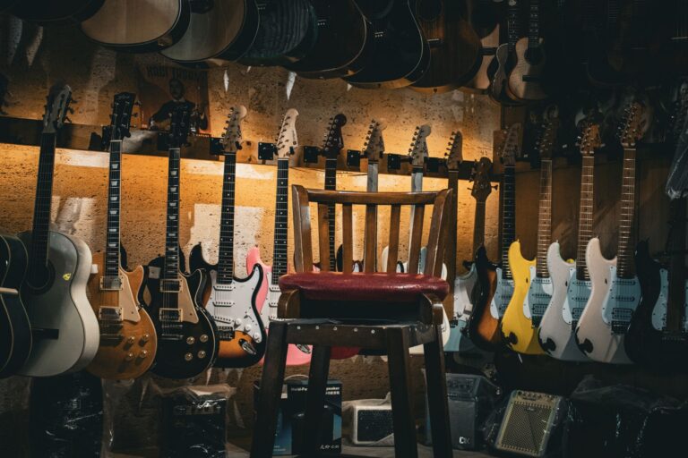 Gitarrenverstärker und Audiointerface in einem Musikgeschäft