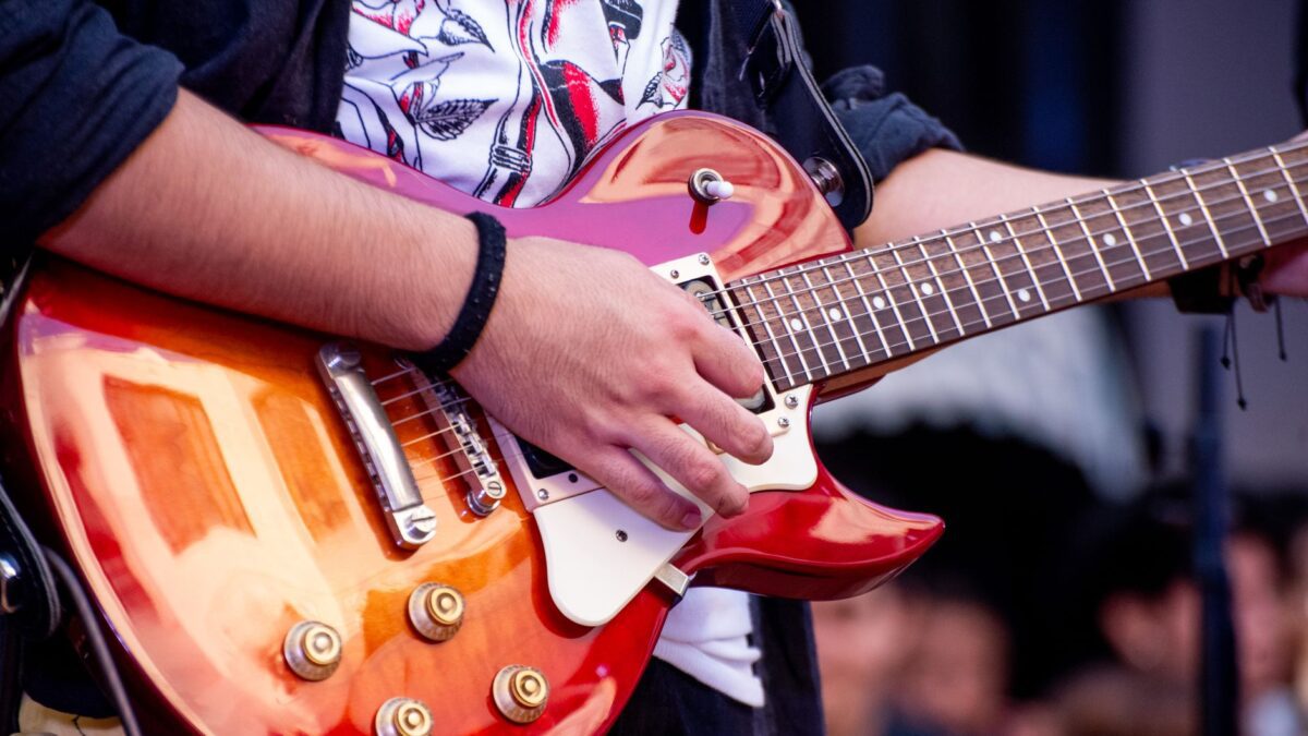 Anfänger spielt eine E-Gitarre