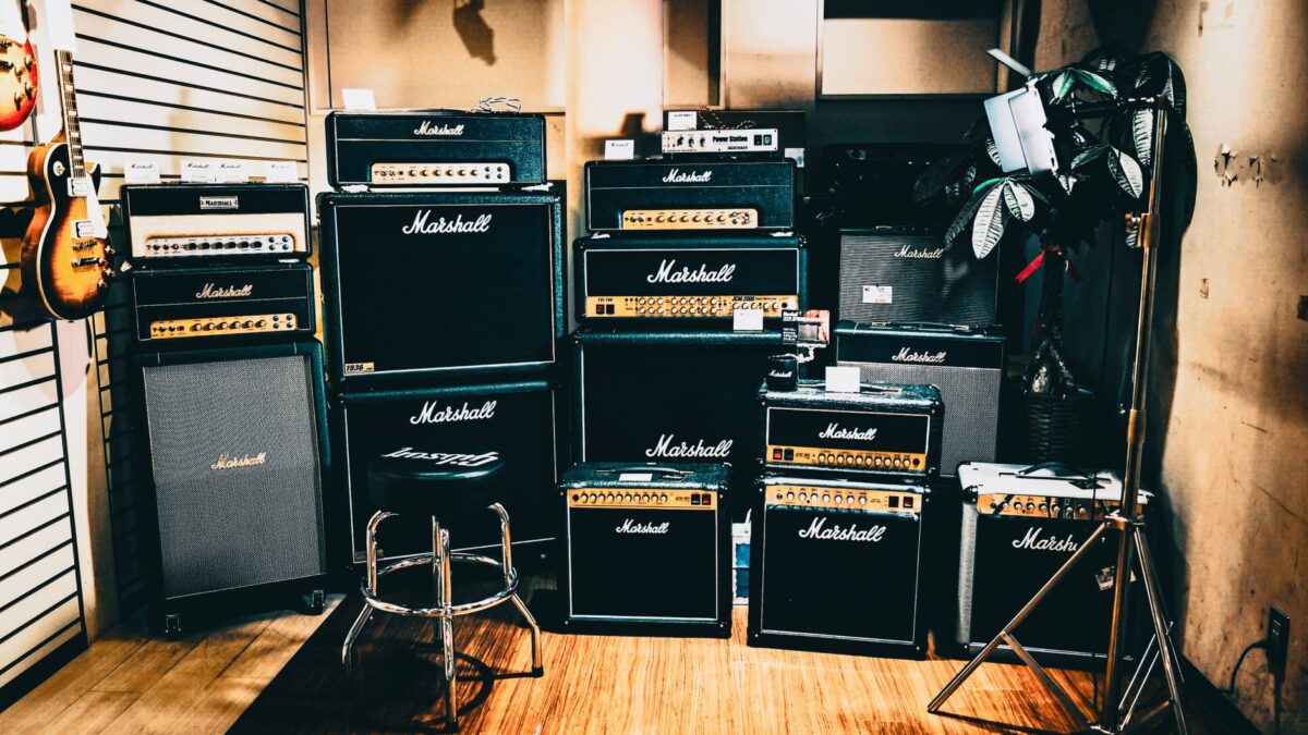 Gitarren-Topteil auf einer Box neben einem Combo-Verstärker