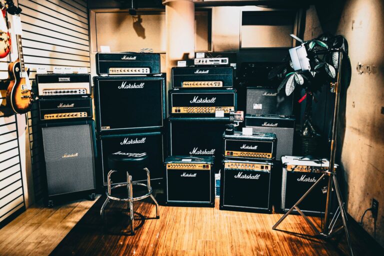 Gitarren-Topteil auf einer Box neben einem Combo-Verstärker