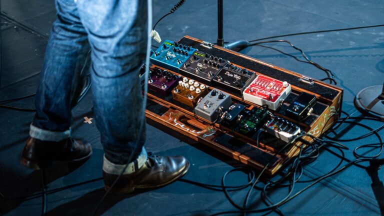 Gitarren-Pedalboard mit mehreren Effektpedalen