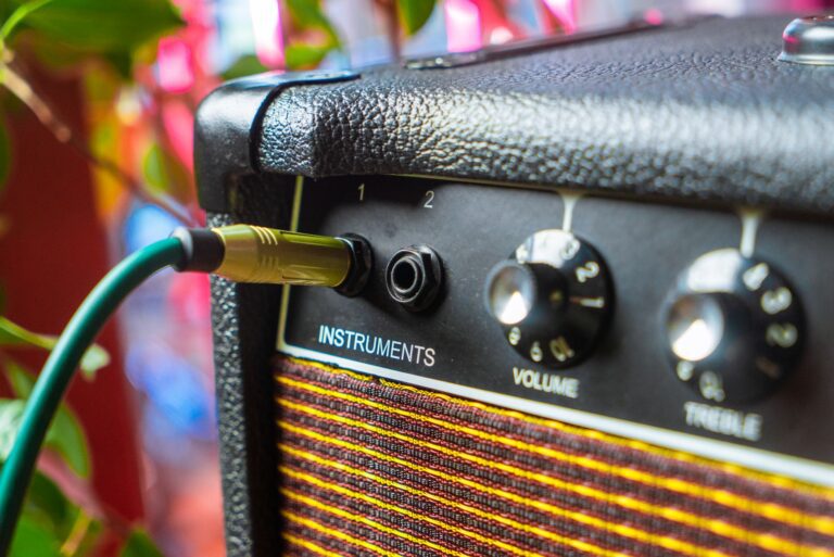 Regler eines Gitarrenverstärkers in Nahaufnahme