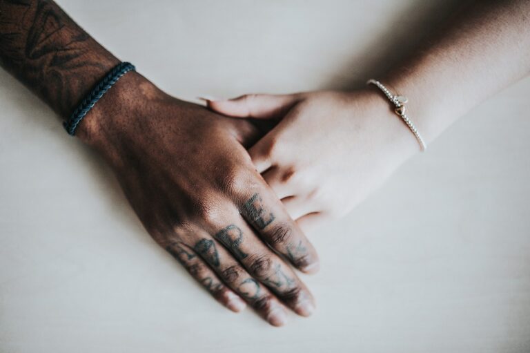 hands 1867428 1280