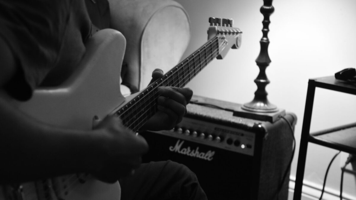 Gitarrenverstärker in einem Wohnzimmer mit Umzugskartons