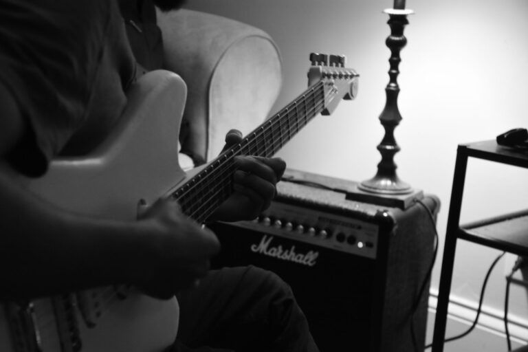 Gitarrenverstärker in einem Wohnzimmer mit Umzugskartons
