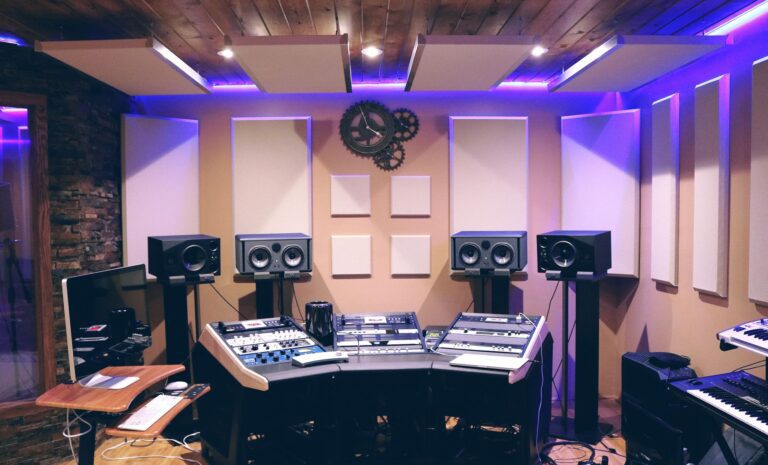 Homerecording-Studio mit Computer, Audio-Interface und Mikrofon