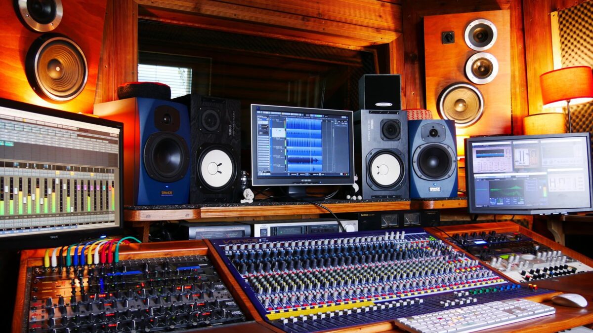 Zwei Studiomonitore auf einem Schreibtisch im Homestudio