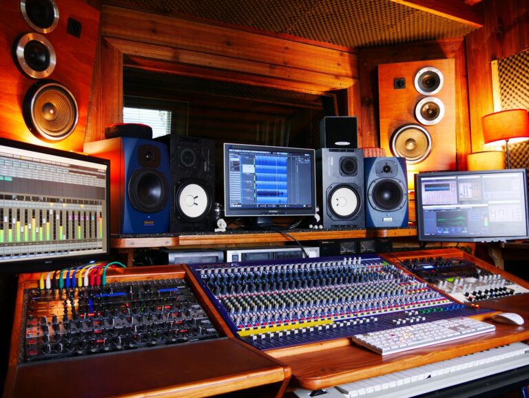 Zwei Studiomonitore auf einem Schreibtisch im Homestudio