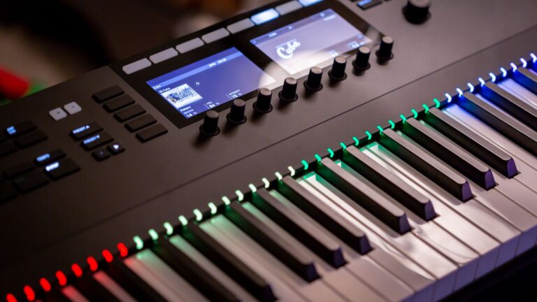 MIDI-Keyboard vor einem Computerbildschirm im Studio