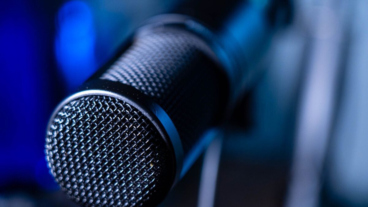 Dynamisches und Kondensatormikrofon nebeneinander im Studio