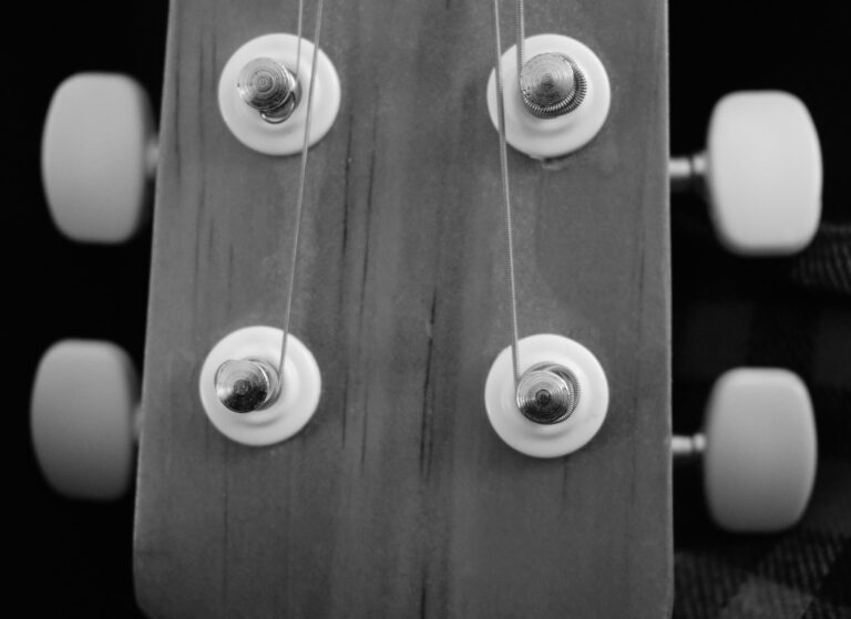 Smartphone mit Stimm-App neben einer Gitarre