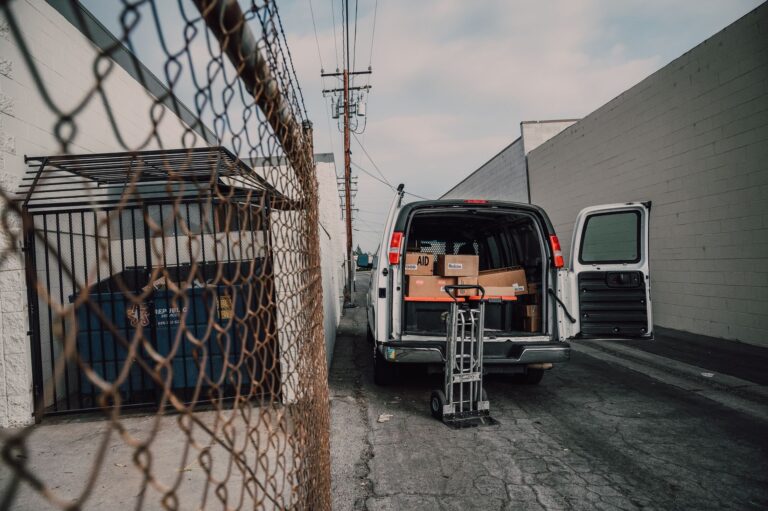 Musiker lädt Verstärker und Instrumentenkoffer nachts in einen Transporter