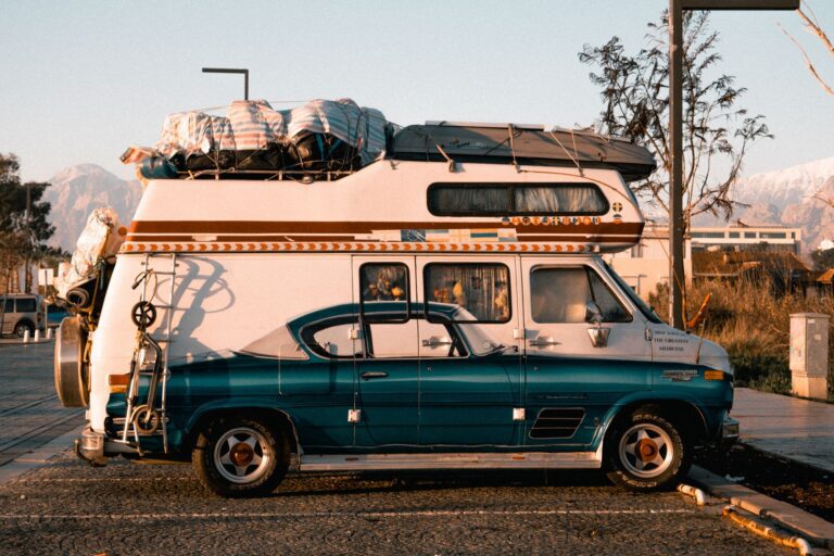 Musiker lädt Verstärker und Instrumentenkoffer nachts in einen Transporter