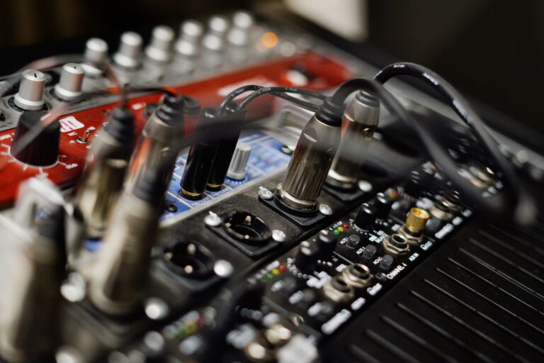 Schwarzer XLR-Stecker eines Mikrofonkabels in Nahaufnahme